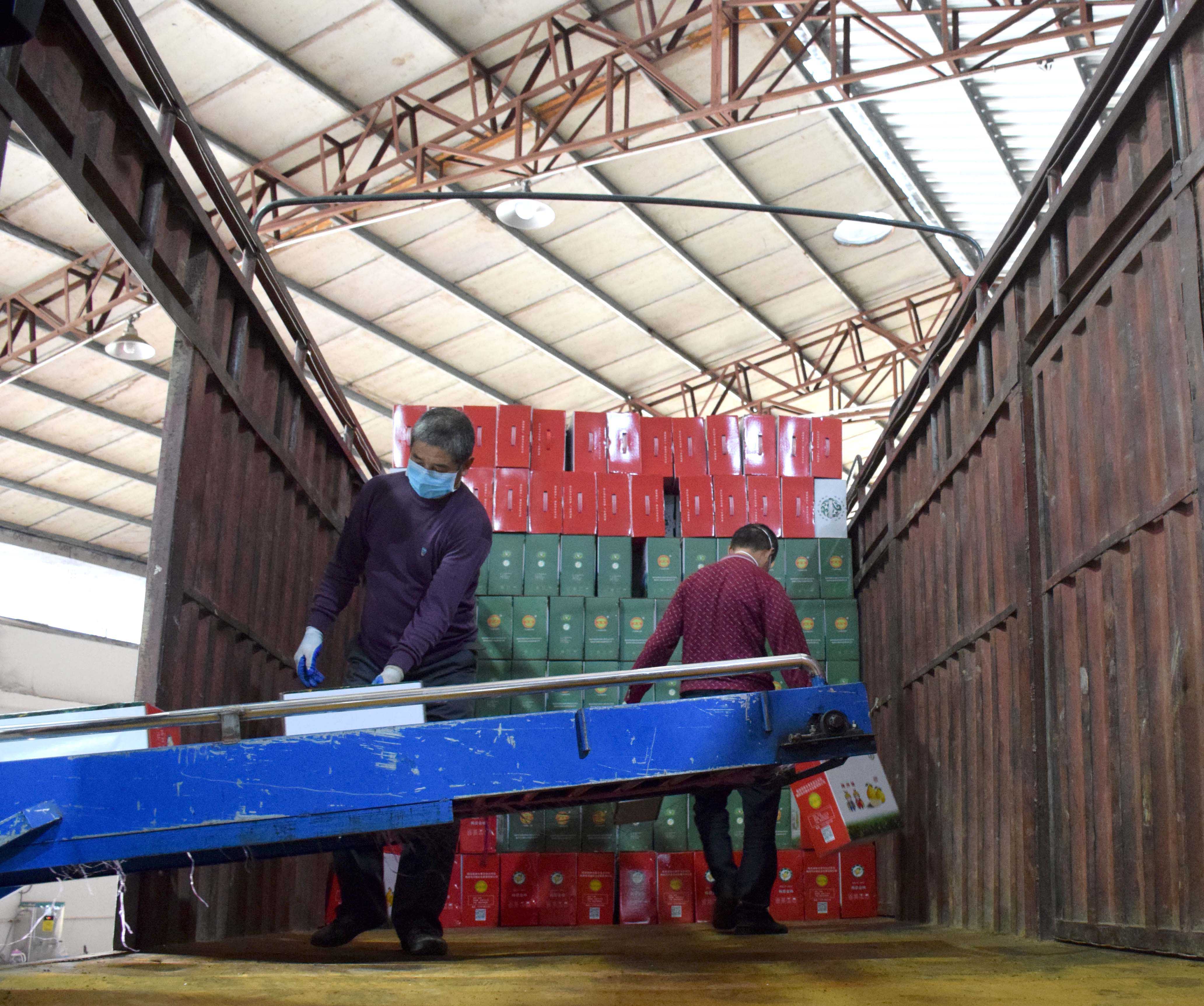 1586135091858484.jpg 车内.jpg